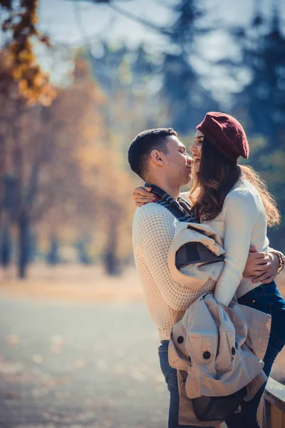 Coppia Amorevole Alla Ricerca Felice Mentre Guarda Autunno Parco — Foto Stock