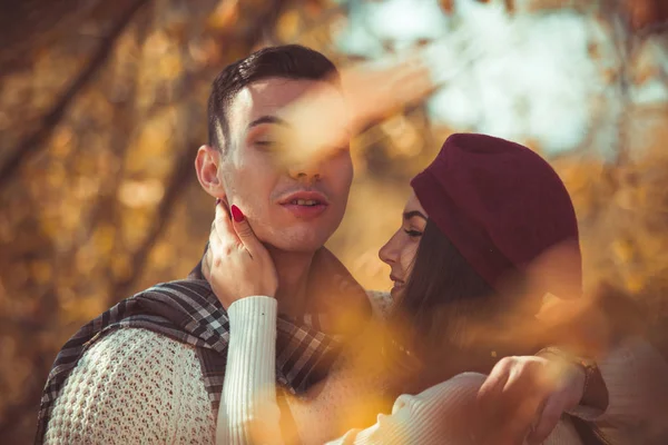 Szép Pár Nézi Egymást Miközben Megcsókolta Parkban — Stock Fotó