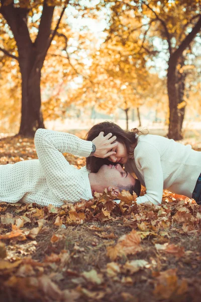 Hübsches Paar Trägt Weiß Sie Verbringen Den Tag Freien Küssend — Stockfoto