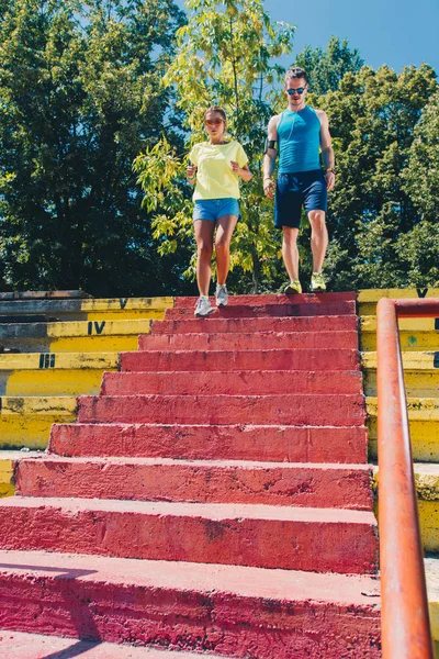 Спортивний Чоловік Жінка Бігають Сходах — стокове фото