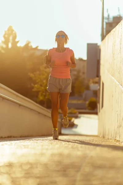 Fit Girl Running Center Sunset — Stock Photo, Image
