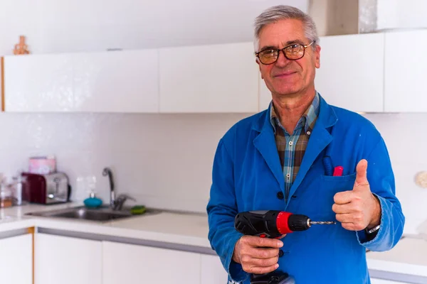 Reparador Fato Trabalho Azul Está Segurando Broca Suas Mãos — Fotografia de Stock