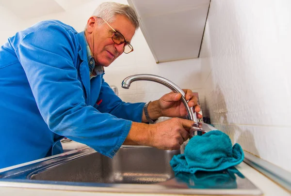 Arbeiter Repariert Den Wasserhahn Der Küche — Stockfoto