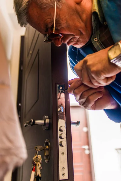 Mature Craftsman Standing Fixing Door Screwdriver — Stock Photo, Image