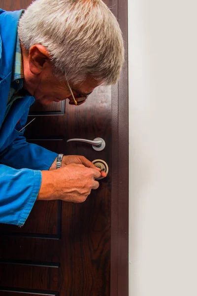 Handyman Fixing Door Screwdriver — Stock Photo, Image