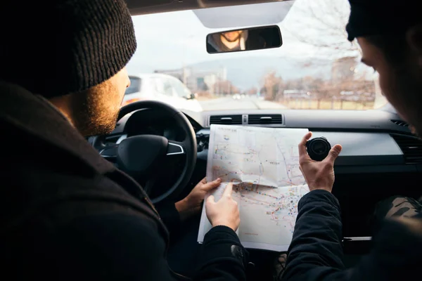 Deux Voleurs Regardant Une Carte Planifiant Leurs Prochains Voleurs Eux — Photo