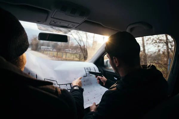 Dos Ladrones Planeando Señalando Plano Mapa Objetivo Mientras Sostienen Sus — Foto de Stock