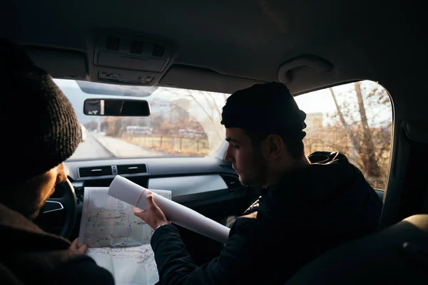 Dwóch Brutalnych Rabusiów Siedzi Samochodzie Patrząc Plan Budynku Chcą Okraść — Zdjęcie stockowe