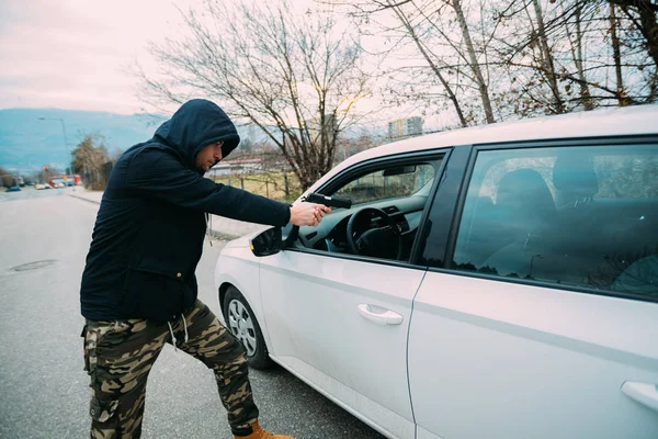 Bilkapare Attackerar Aggressivt Bilägare Med Pistol Försöker Pressa Pengar — Stockfoto