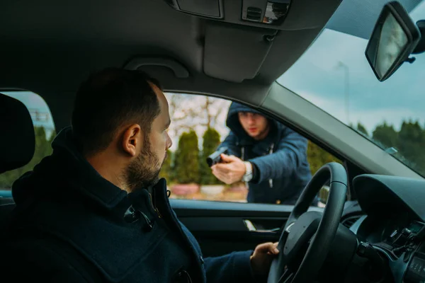 Bandit Armé Détournant Voiture Homme Âge Moyen — Photo