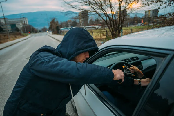 Carjacker Atacando Agresivamente Propietario Coche Con Arma Tratando Extorsionar Dinero — Foto de Stock