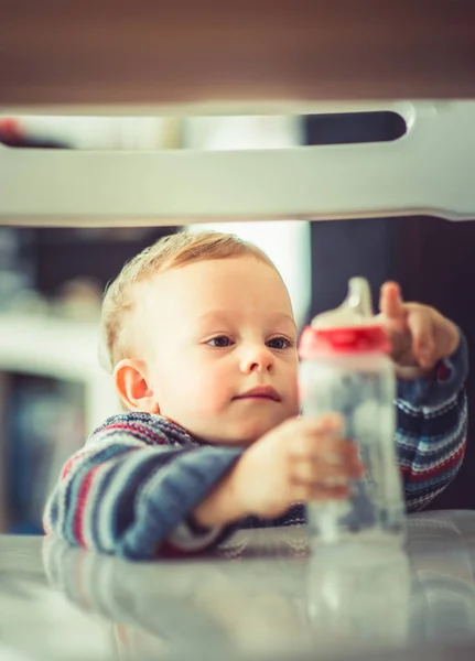 Een Mooie Baby Houdt Het Vast Kijkt Zijn Lege Fles — Stockfoto