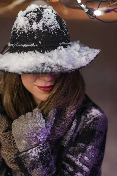 Jeune Fille Debout Devant Les Lumières Sapin Noël Nuit Avec — Photo