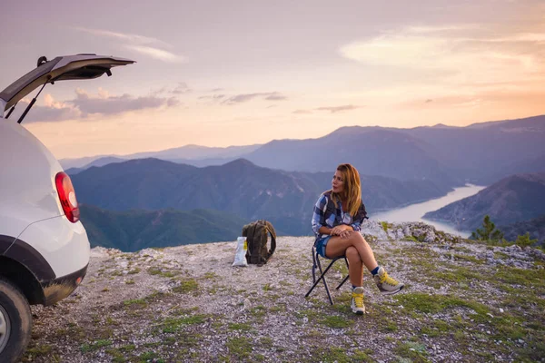 Yakın Park Tüm Arazi Aracı Ile Mountian Üst Üzerinde Atıştırmalıklar — Stok fotoğraf