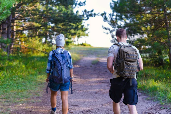 Casal Jovem Andando Floresta Conceito Caminhadas Montanha Verão — Fotografia de Stock