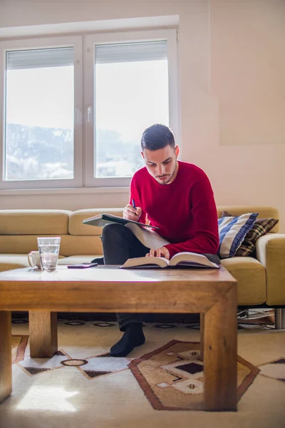 Joven Estudiante Universitario Guapo Estudiando Ocupado Para Examen Universitario —  Fotos de Stock