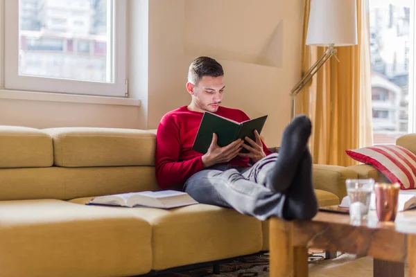 Genç Bir Adam Oturma Odasında Hala Oturuyor Kitap Okuyor — Stok fotoğraf