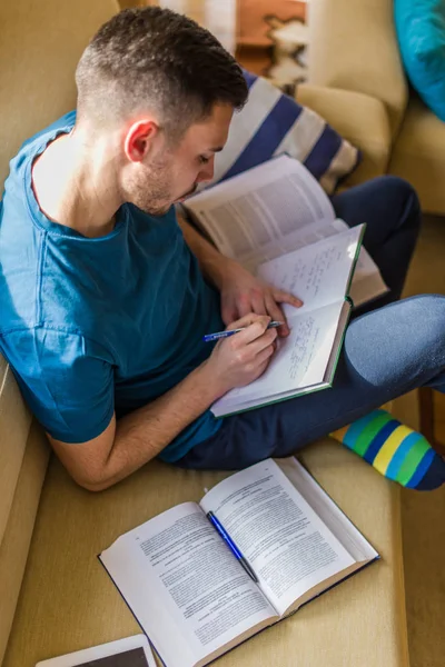 Hombre Sabio Está Sentado Casa Tomando Notas Del Libro — Foto de Stock