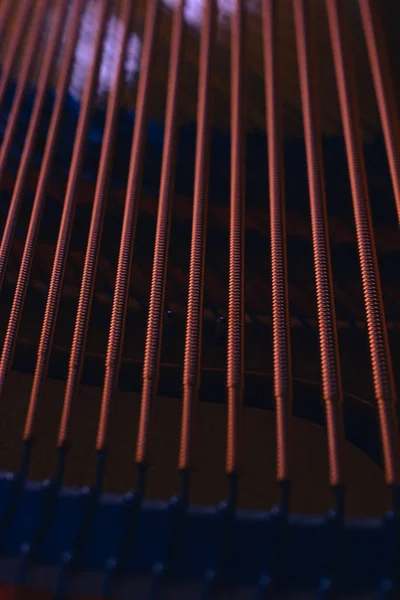 すべての詳細ハンマー キーと黒のピアノのインテリア 赤の色合いの黄金のインテリア — ストック写真