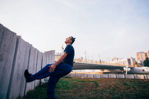 Молодий Чоловік Робить Паркур Трюк Громадському Місці Місті — стокове фото