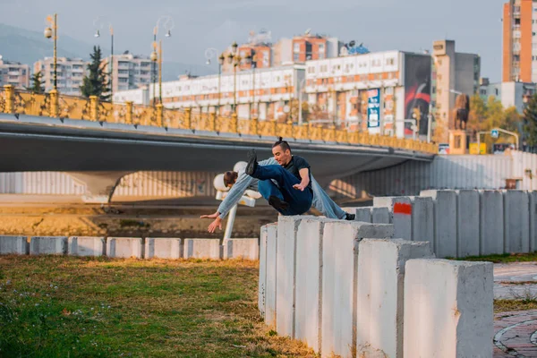 Parkour Csapat Fut Együtt Akadályokat — Stock Fotó