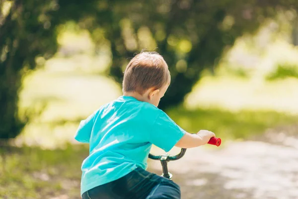 在城市公园里骑着他的第一辆自行车的小男孩 — 图库照片