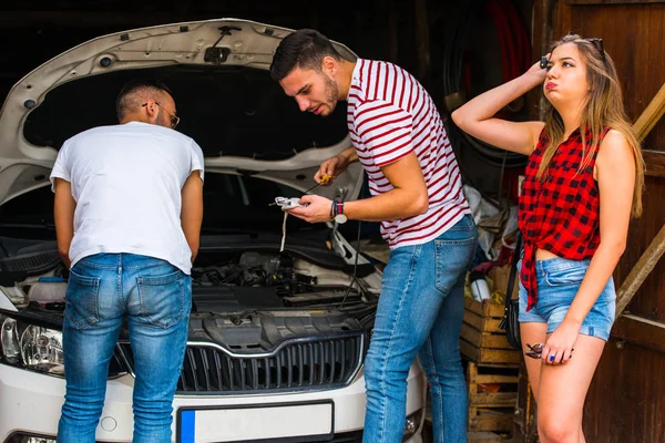 Dva Chlapi Snaží Opravit Některé Auto Stránka Když Dívka Stojí — Stock fotografie