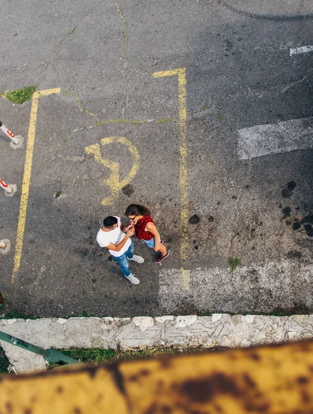 Ver Desde Arriba Dos Personas Que Están Aligerando Cigarrillo Una — Foto de Stock