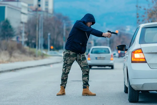 Gangster Com Uma Arma Tentando Roubar Cara Que Está Sentado — Fotografia de Stock