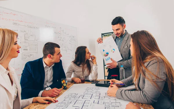 Grupo Diseñadores Ambiciosos Están Mirando Diagra — Foto de Stock