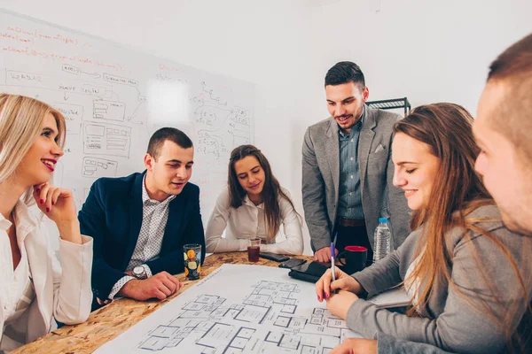 Las Personas Con Traje Negocios Están Haciendo Bosquejo Oficina — Foto de Stock