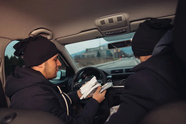 Két Boldog Bankrabló Ünnepli Sikeres Támadást Miközben Kocsiban Ülnek Amit — Stock Fotó