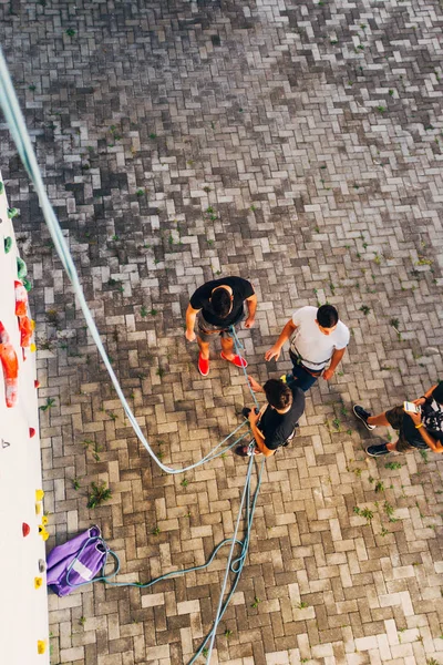 Grupo Amigos Preparam Para Subir Parede Artificial — Fotografia de Stock