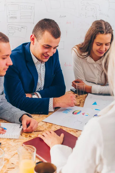 Hombre Moderno Está Sentado Cerca Junta Explicando Plan Trabajo — Foto de Stock