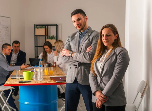 Retrato Hombre Negocios Una Mujer Negocios Frente Mesa Reuniones Mientras —  Fotos de Stock