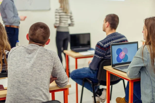 Grupa Studentów Szkole Studia Patrząc Ich Kolegę — Zdjęcie stockowe