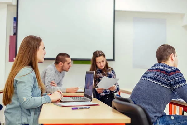 Les Étudiants Milieu Urbain Écoutent Une Conférence Discutent Classe — Photo