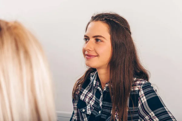 Kluge Frau Schaut Der Präsentation Auf Ein Geschäftstreffen — Stockfoto