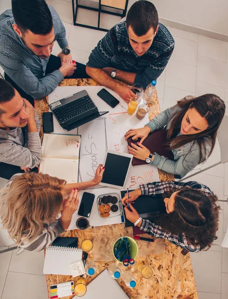 Los Profesionales Están Celebrando Una Reunión Negocios Oficina — Foto de Stock