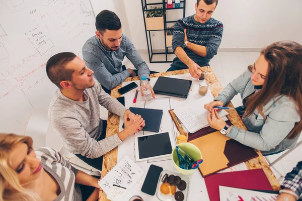 Grupp Välutbildade Personer Har Ett Affärsmöte Kontoret — Stockfoto