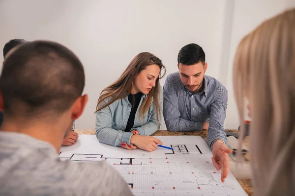 Onderhandelen Het Architectuurplan Bespreken Van Voor Nadelen Van Het Plan — Stockfoto