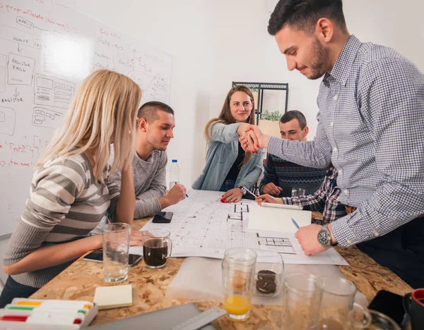 Een Groep Jonge Ondernemers Bespreekt Hun Volgende Project Tijdens Een — Stockfoto