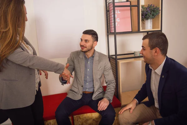 Cuatro Jóvenes Emprendedores Hablando Lugar Oficina Pelsant Mientras Sonríen Sienten —  Fotos de Stock