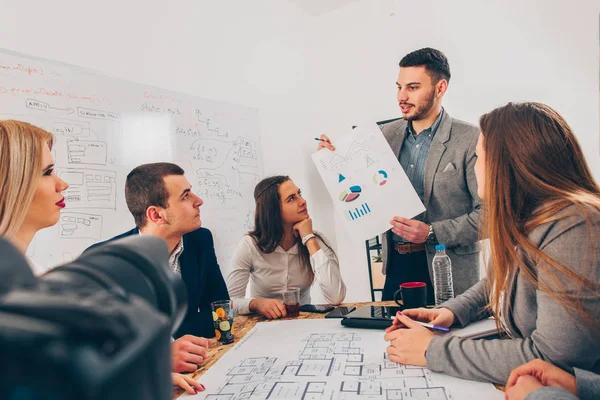 Arquitetos Estão Sentados Escritório Olhando Para Diagrama — Fotografia de Stock