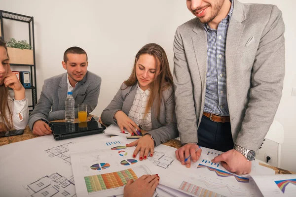 Grupo Empresarios Empresarios Que Tienen Una Reunión Negociando Discutiendo Sus — Foto de Stock