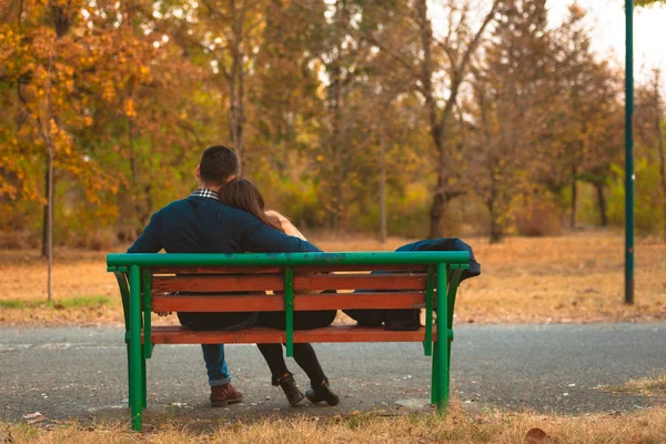 Giovane Coppia Dolce Abbraccio Una Panchina Nel Parco Guardando Bel — Foto Stock