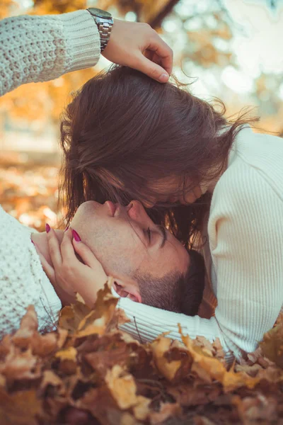 Hübsches Paar Trägt Weiß Sie Verbringen Den Tag Freien Küssend — Stockfoto