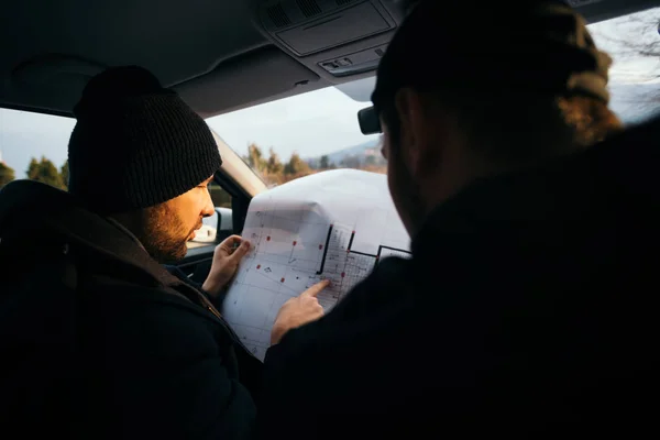 Dos Ladrones Planeando Señalando Plano Mapa Objetivo Mientras Sostienen Sus — Foto de Stock