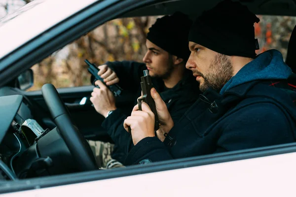 Diebe parken in der Warteschleife und planen, wie sie ihr Ziel ausrauben. — Stockbild Diebe Parken Der Warteschleife Und Planen Wie Sie Ihr Ziel — Stockfoto