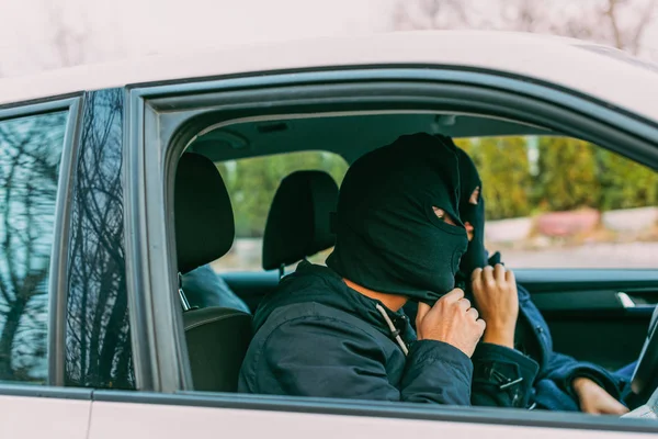 Gangster Setzen Maske Auf Bereit Für Den Nächsten Raubüberfall — Stockfoto
